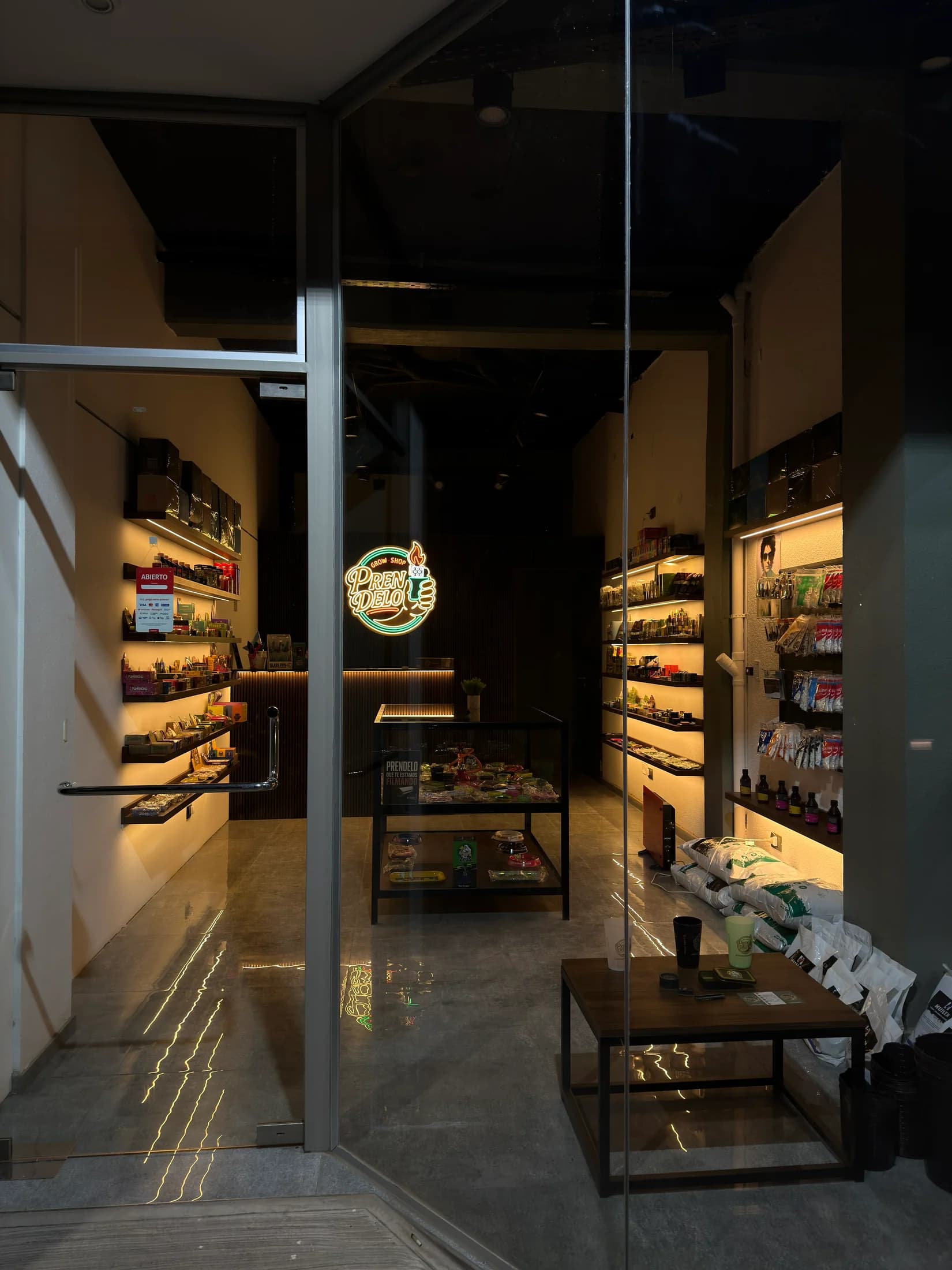PRENDELO GROW SHOP desde la entrada, con el logo al fondo